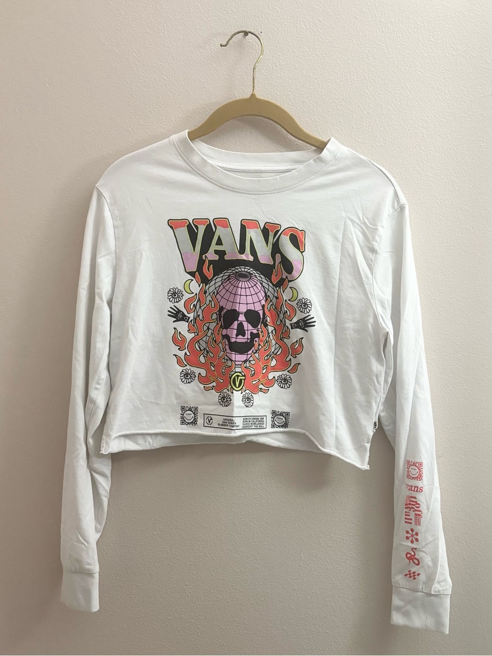 5/$15 🩷 Vans White Cropped Long Sleeve Tee with Pink & Orange Skull Graphic - Picture 2 of 8